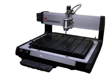 Equipo CNC de mesa con cabezal sobre una superficie de trabajo